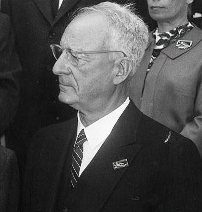 A Biography of Melville Bell Grosvenor Online Safety Trainer