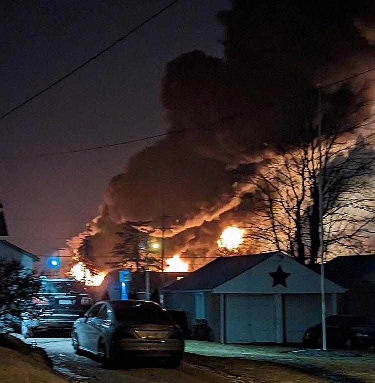 Smoke_from_the_2023_Ohio_train_derailment_taken_during_the_night,_February_3