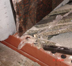 Failure of the slab racking system The bottom of the pole was not inserted into the base