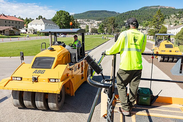 Pneumatic_tire_roller_pressing_the_gravel_into_the_asphalt